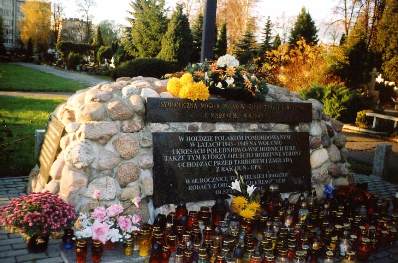 KKE 3322.jpg - Poświecenie symbolicznej mogiły pamięci zbrodni kresowej na cmentarzu komunalnym w Olsztynie, Olsztyn, 2003 r.